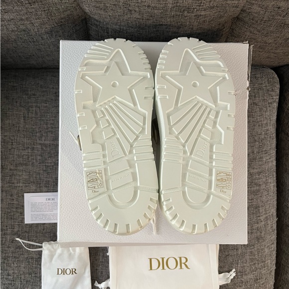 NEW IN BOX, Dior ID Sneaker in Gold. Size 39.5 - Picture 10 of 11
